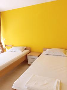 Giường trong phòng chung tại Guest House Ohrid Trpeski