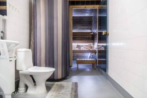 Kylpyhuone majoituspaikassa Amazing Apartment Toppilansaari