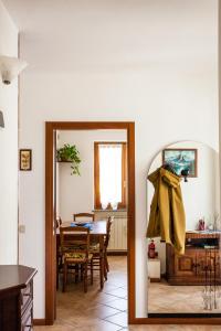 - une salle à manger avec une table et un miroir dans l'établissement La Cà Dol Sùl, à Orezzo