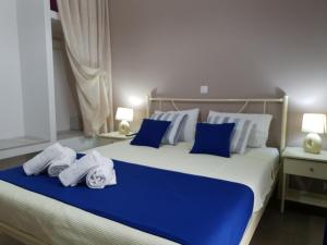 Un pat sau paturi într-o cameră la Antigone View Apartments