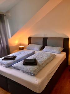 een slaapkamer met twee bedden met handdoeken erop bij Silvias Ferienwohnung in Überlingen