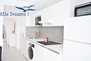 Kuchyňa alebo kuchynka v ubytovaní B-Rent San Valentin Little Dreams Sea View