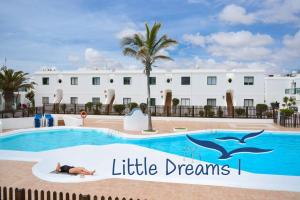 Bazén v ubytovaní B-Rent San Valentin Little Dreams Sea View alebo v jeho blízkosti