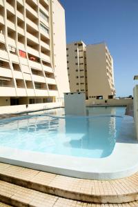 una piscina vacía frente a los edificios en Varandas SEA VIEW - Praia da Rocha, en Portimão