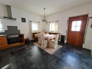 ein Wohnzimmer mit einem Tisch und einer Küche in der Unterkunft Haus Julia in Großkirchheim