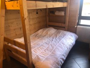 - un lit superposé vide dans une chambre en bois dans l'établissement Chamonix centre - WIFI - Parking - Rés Aiguille du midi, à Chamonix-Mont-Blanc
