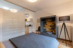 sypialnia z łóżkiem i szklaną ścianą w obiekcie Apartment Hanna w Meranie