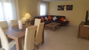 un soggiorno con un tavolo e un divano di Appartement Saint Raphael Centre a Saint-Raphaël