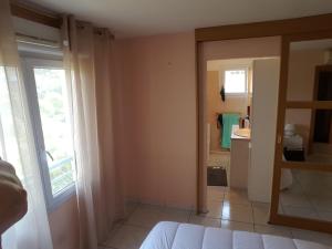 una camera con letto e porta di accesso a una cucina di Appartement Saint Raphael Centre a Saint-Raphaël Altre 3 foto
