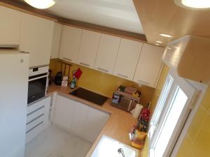 vista sul soffitto di una cucina con armadietti bianchi di Appartement Saint Raphael Centre a Saint-Raphaël