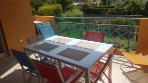 un tavolo e sedie seduti su un balcone di Appartement Saint Raphael Centre a Saint-Raphaël