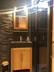 ein Badezimmer mit Waschbecken und Spiegel in der Unterkunft Chamonix centre - WIFI - Parking - Rés Aiguille du midi in Chamonix-Mont-Blanc