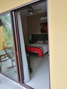 1 dormitorio con 1 cama y puerta corredera de cristal en VILLAS EL TIO, en El Cuyo