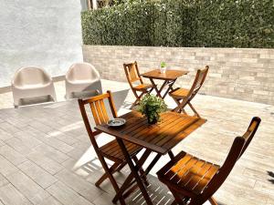 ChilometroZERO luxury apartment في نابولي: طاولة وكراسي خشبية على الفناء