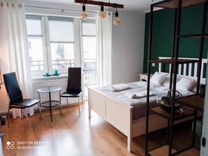 ブワディスワボボにあるKonik Morskiのベッドルーム1室(ベッド1台、テーブル、椅子付)