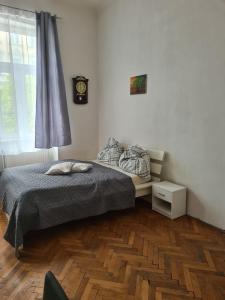 - une chambre avec un lit et une horloge murale dans l'établissement Central City Apartment 131, à Vienne
