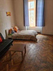 - une chambre avec 2 lits, un canapé et une fenêtre dans l'établissement Central City Apartment 131, à Vienne