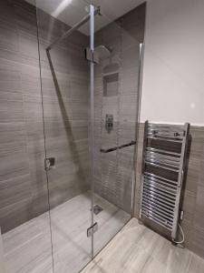 y baño con ducha y puerta de cristal. en The Botanist's Hideout - Luxury Retreat with Parking, en York