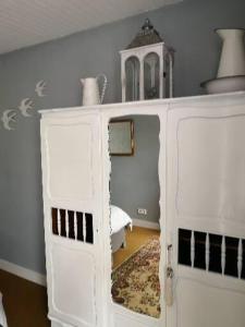 Cette chambre comprend une armoire blanche avec un miroir. dans l'établissement Farm cottage, à Les Riffes