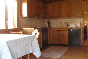 Kuchyň nebo kuchyňský kout v ubytování Alpia 26 - Zwei Zimmerwohnung in traditionellem Walliser Haus + 20 fotografií