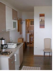 eine Küche mit einer Spüle und einem Herd Top-Backofen in der Unterkunft Apartment in Mošcenicka Draga with sea view, balcony, air conditioning, Wi-Fi (4772-1) in Mošćenička Draga