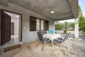 Patio alebo iná vonkajšia časť ubytovania Apartment in Slatine with Terrace, Air conditioning, Wi-Fi (4789-2)