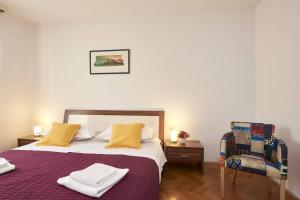 Posteľ alebo postele v izbe v ubytovaní Apartment in Slatine with Terrace, Air conditioning, Wi-Fi (4789-2)