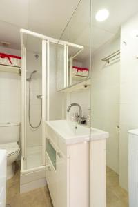 A bathroom at Carretería I & 5 balconies by ELE Apartments