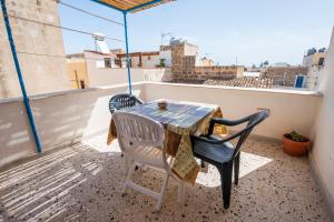 a table and chairs on a balcony with a view at Appartamento Peralta 20 in Centro in San Vito lo Capo