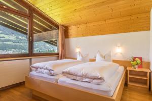 Un pat sau paturi într-o cameră la AlpenApart Montafon - Haus Engstler