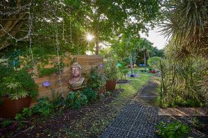 德赛SOLEIL COUCHANT - Gîtes的墙上有头像的花园