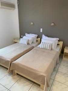 two beds sitting next to each other in a room at Argo in Skala