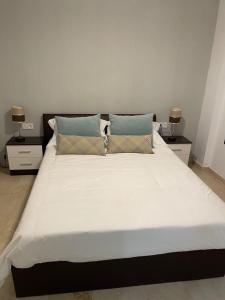 マルベーリャにあるApartamento Rio Marのベッドルーム1室(大型ベッド1台、ナイトスタンド2台付)
