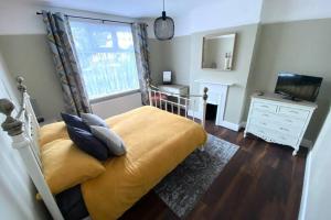 um quarto com uma cama, uma janela e uma televisão em Spacious 2 Bed APT sleeps 4 near Bournemouth Beach em Bournemouth