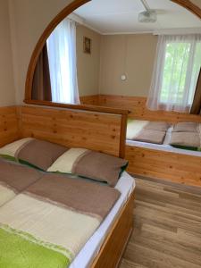 Postel nebo postele na pokoji v ubytování Fenyves Family Rooms and Bungalows