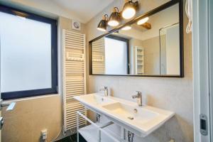 Dolcevita apartments 2 في هاراشوف: حمام مع حوض ومرآة