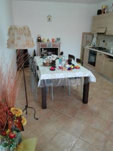 una cocina con una mesa con comida. en Domus giuseppe, en Guardiabruna
