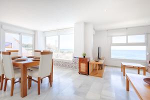 Televízia a/alebo spoločenská miestnosť v ubytovaní Front Sea View Apartment Estepona