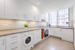 Kuchyňa alebo kuchynka v ubytovaní Front Sea View Apartment Estepona