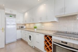 Kuchyňa alebo kuchynka v ubytovaní Front Sea View Apartment Estepona