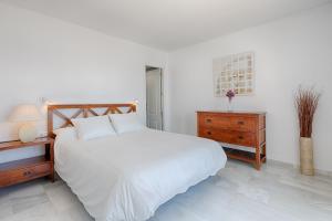 Posteľ alebo postele v izbe v ubytovaní Front Sea View Apartment Estepona