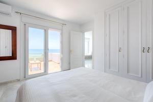 Posteľ alebo postele v izbe v ubytovaní Front Sea View Apartment Estepona + 13 fotografií