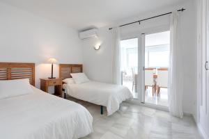 Posteľ alebo postele v izbe v ubytovaní Front Sea View Apartment Estepona