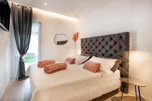Postel nebo postele na pokoji v ubytování Zaloo, Luxury Apartment with Sea-View and Jacuzzi