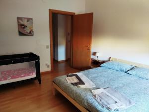 una camera con un letto e una televisione di Casa Mirella a Siena
