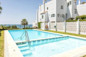 Bazén v ubytovaní Front Sea View Apartment Estepona alebo v jeho blízkosti