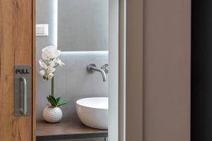 Kúpeľňa v ubytovaní Zaloo, Luxury Apartment with Sea-View and Jacuzzi