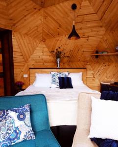 Katil atau katil-katil dalam bilik di Glamping Cantabria