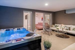Fotografia z galérie ubytovania Zaloo, Luxury Apartment with Sea-View and Jacuzzi v Splite