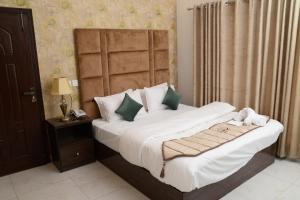Postel nebo postele na pokoji v ubytování Cuzzy Inn Hotel